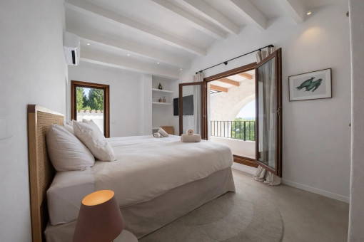 Dormitorio con balcón