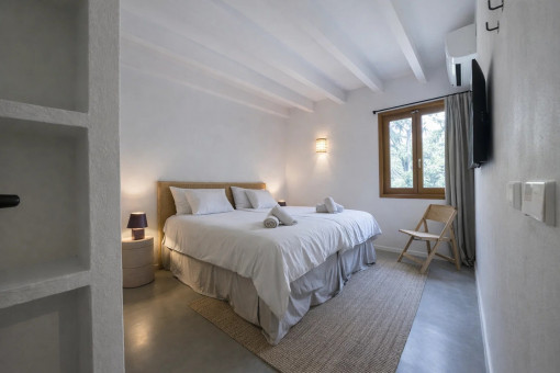 Dormitorio con armarios