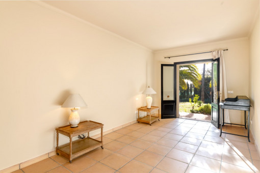 Uno de los tres dormitorios en la planta baja con acesso al jardín