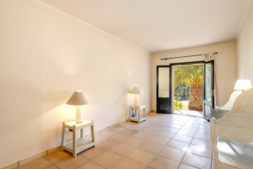 Uno de los tres dormitorios en la planta baja con acesso al jardín