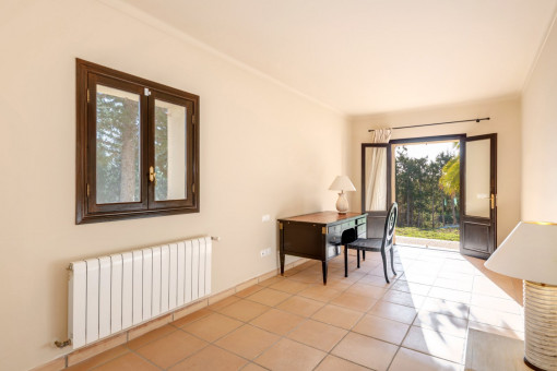 Uno de los tres dormitorios en la planta baja con armarios empotrados