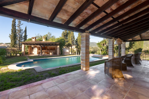 Terraza cubierta con vistas a la piscina y naturaleza