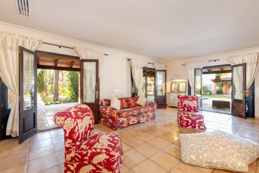 Salón luminoso y espacioso