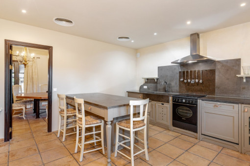 Cocina moderna con mesa de desayuno