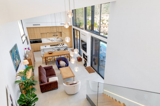 Salón-comedor con doble altura y gran amplitud arquitectónica