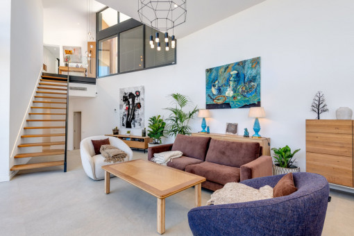 Zona de estar diáfana con chimenea de diseño exclusiva