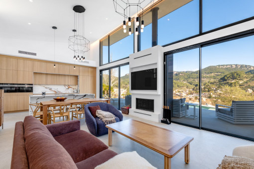 Comedor enmarcado por ventanales panorámicos de suelo a techo