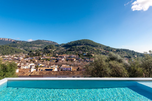 Vistas panorámicas abiertas sobre Esporles y la Serra de Tramuntana