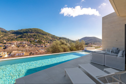 Zona de piscina con impresionantes vistas al valle