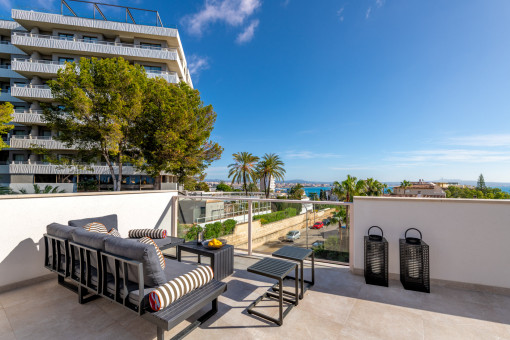 Terraza en la azotea soleada