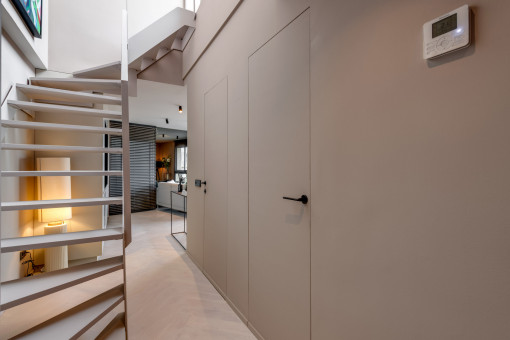 Pasillo con puertas integradas