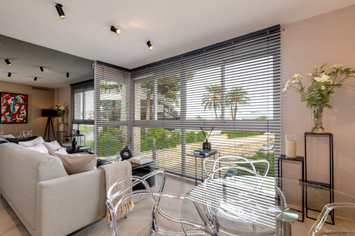 Sofá junto a la ventana