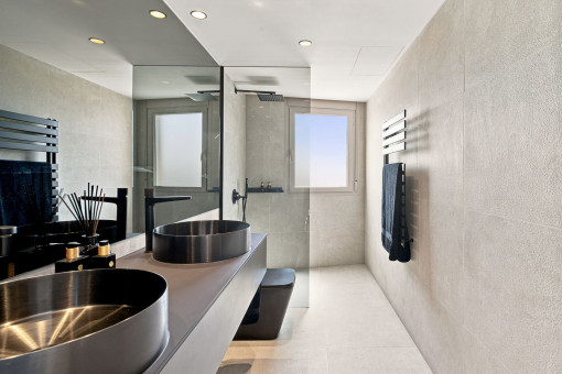 Baño con elementos de diseño 