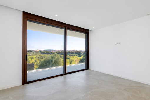 Uno de los tres dormitorios en la planta superior