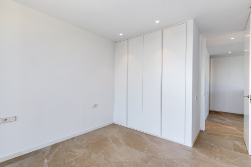 Uno de los tres dormitorios en la planta superior