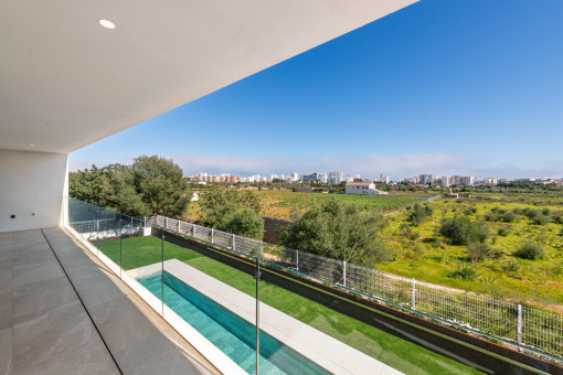 Balcón privado de uno de los dormitorios en la planta superior