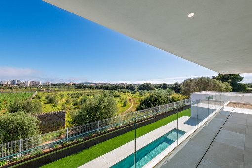 Balcón privado de uno de los dormitorios en la planta superior