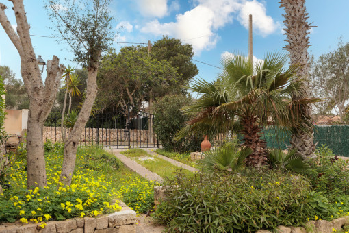 Jardín con plaza de aparcamiento