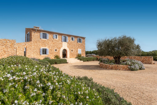 Imponente patio de entrada