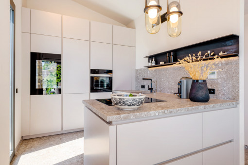 Cocina moderna y salón en planta superior