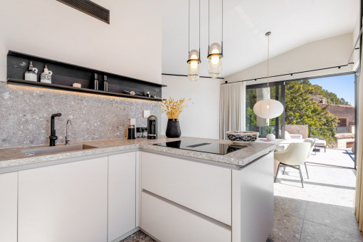 Cocina moderna con electrodomésticos de alta calidad