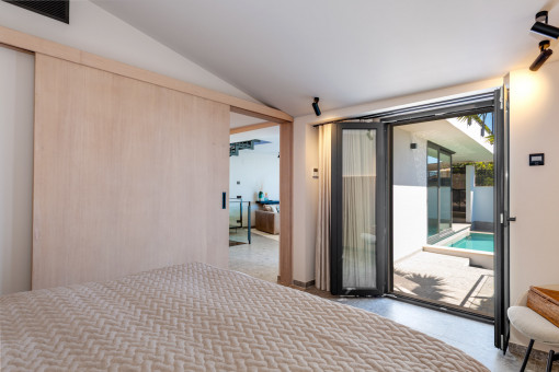 Dormitorio luminoso con acceso al exterior