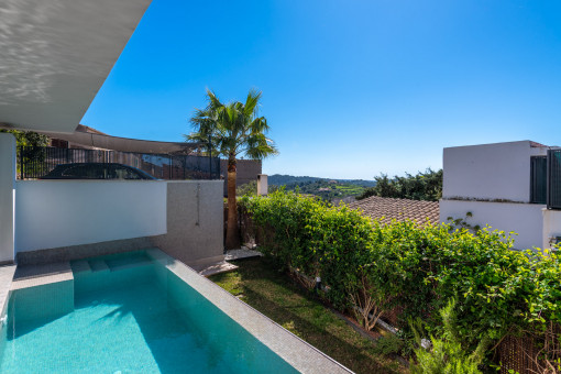 Zona de piscina con solárium