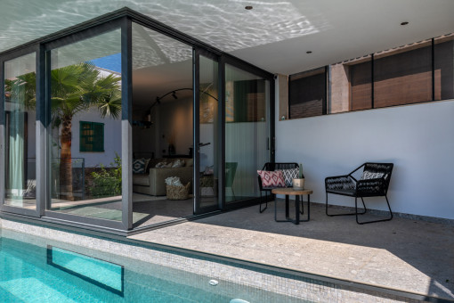 Salón abierto con transición fluida hacia la zona de piscina