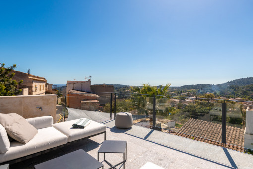 Terraza soleada con zona lounge