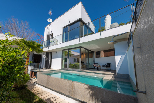 Vista exterior de la villa moderna con piscina