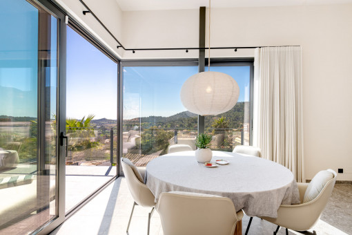 Comedor con ventanales panorámicos y vistas