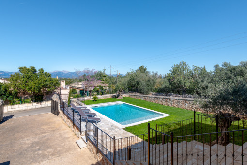 Jardín con piscina