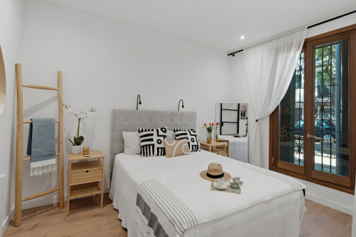 Dormitorio grande con mucha luz natural 