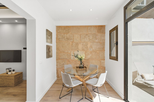 Comedor con pared de piedra de marés
