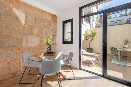 Encantador apartamento con gran patio y techos altos cerca del mercado de Santa Catalina