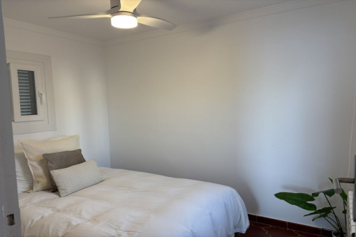 Dormitorio acogedor con ventilador