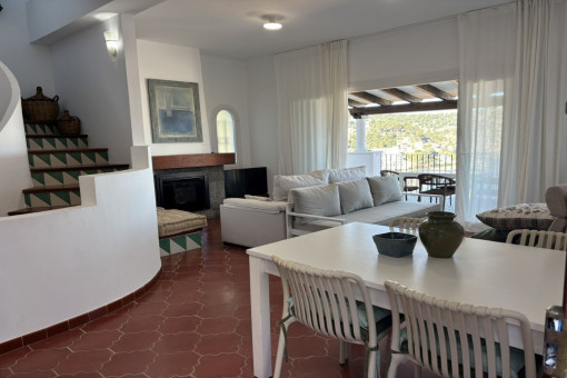 Zona de estar con chimenea de pellets