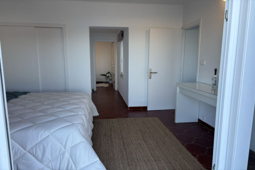 Dormitorio con acceso desde el pasillo