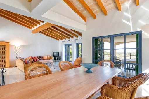 Comedor con acceso a la terraza cubierta