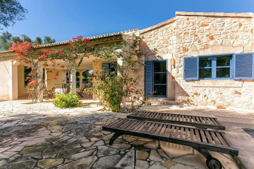 Vista de la casa desde la zona de la piscina