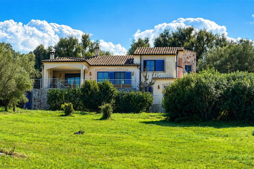 Vista de la casa desde la parte baja de la parcela