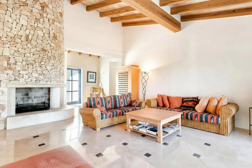 El salón combina un estilo rústico y moderno