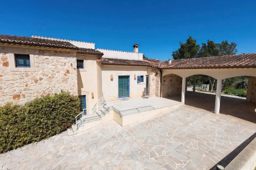 Zona de entrada y plazas de aparcamiento