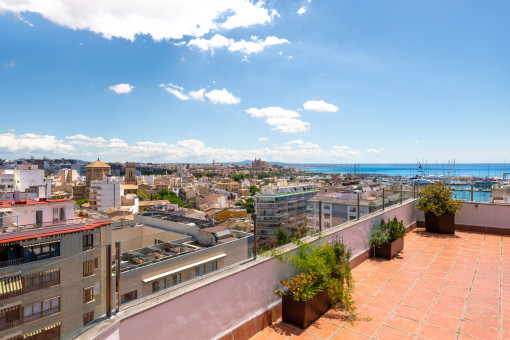 Terraza del ático con vistas al mar, el puerto y la catedral