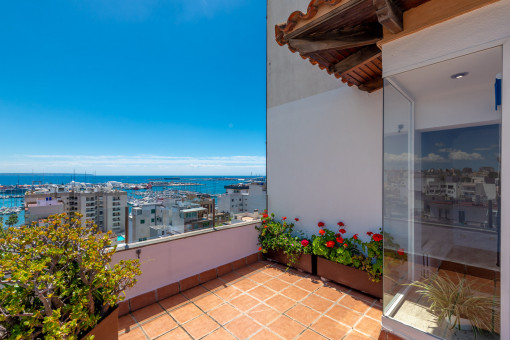 Terraza soleada con vistas al mar y el puerto en Palma