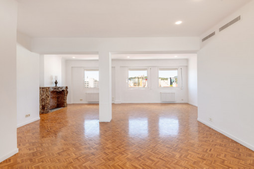 Comedor y sala de estar luminosos con suelo de parquet