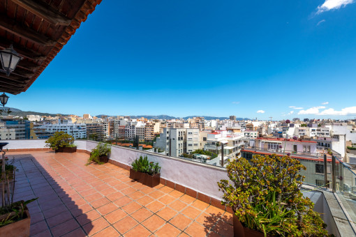 Terraza en forma de U que rodea el ático