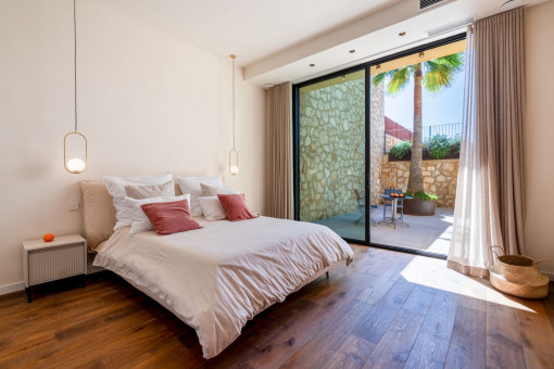 Dormitorio con patio
