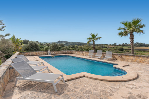 Terraza de piscina grande