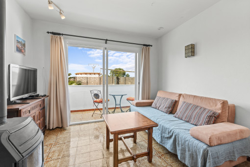 Sala de estar con balcón privado